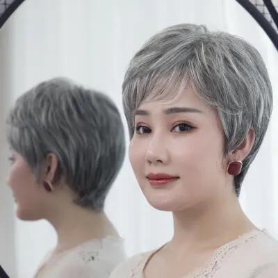 我觉得白发最好留短发,同时可以烫一下,不管大卷还是小卷都很时尚有