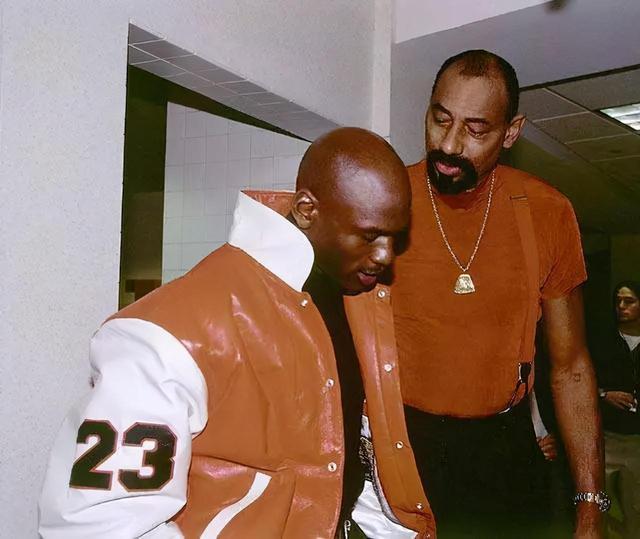 为什么张伯伦的各项得分数据如此惊人，在篮球界中的地位却不及乔丹，同位置相比也不如贾巴尔呢？插图