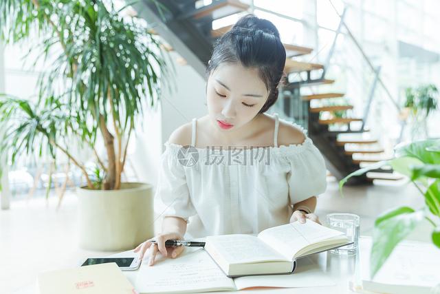 任佑明:我想问下为什么我上班存不到钱，不上班也存不到钱，问题出在哪里