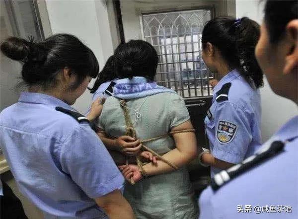 男憋不住尿裤子视频:死刑犯执行最后一分钟，吓得尿裤子了，遗愿要求换裤子该怎么办？