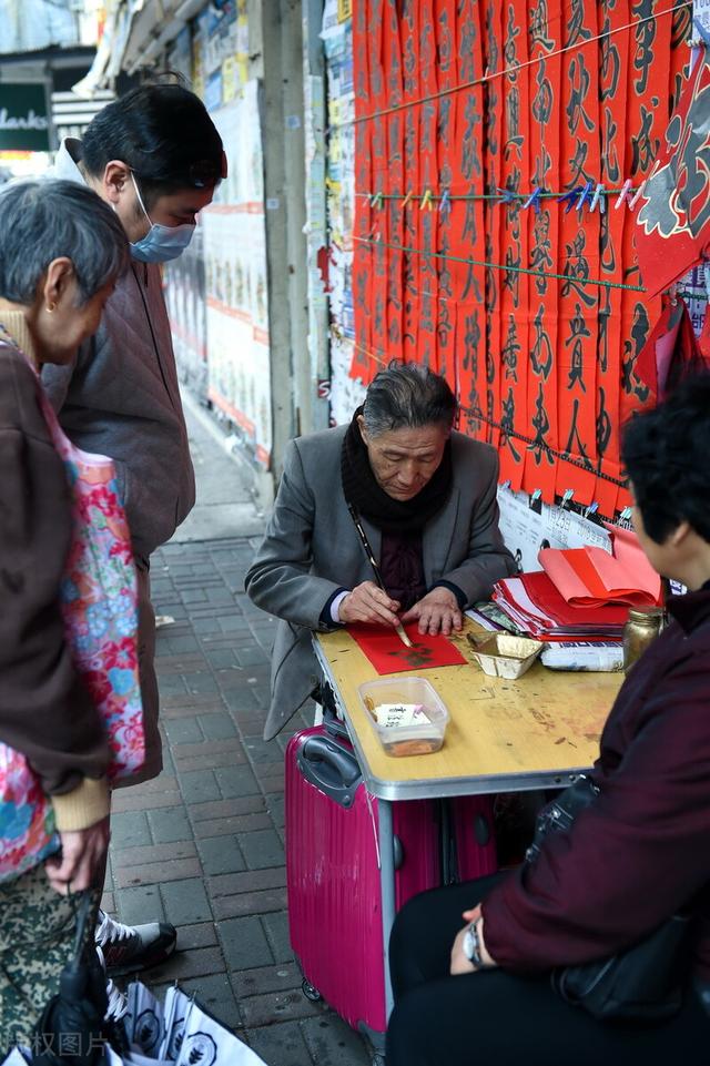 摆地摊:摆地摊的有好多生意冷清，并不赚钱，为什么还一直坚持？