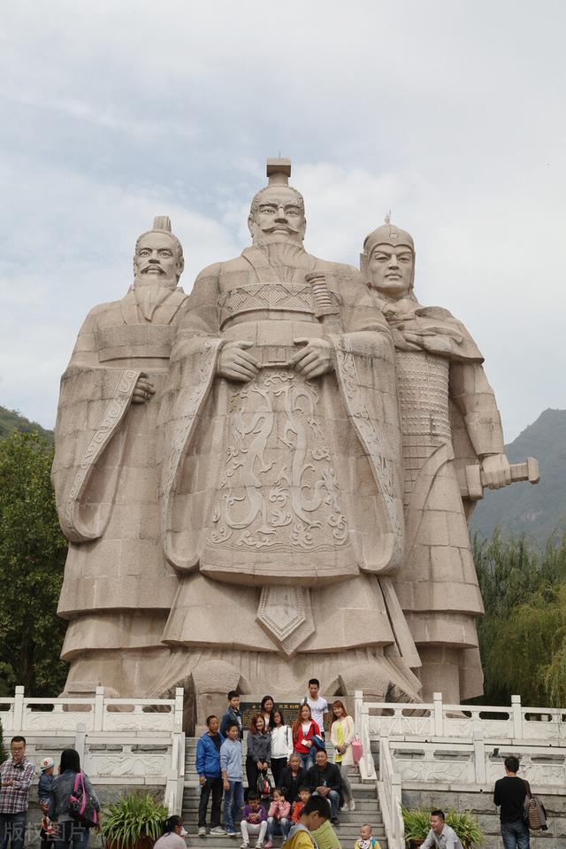 电视剧里钻裤裆:韩信能在乡村恶汉前受胯下之辱，为何不能在皇帝刘邦前伏低做小？