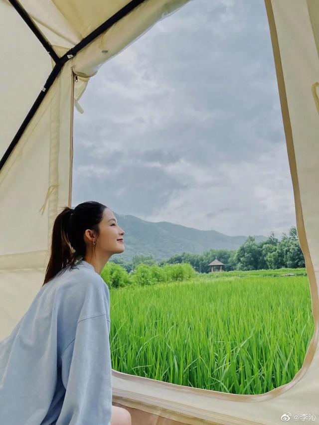 美女遛狗街拍:你见过最好看的街拍女孩是什么样子呢？敢不敢发出来看看？ 美女遛狗视频