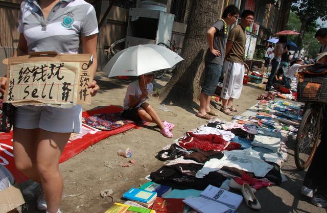 摆地摊:摆地摊的有好多生意冷清，并不赚钱，为什么还一直坚持？