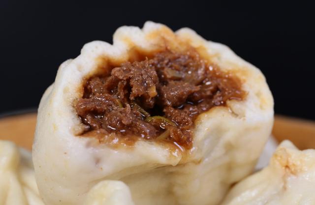 鲜汁肉包鲜嫩多汁,鲜香味美,非常的好吃,我也是很喜欢吃包子,我们都是