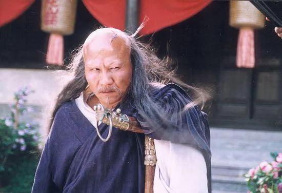 《天龙八部》中,如果四大恶人联手对抗乔峰有多大胜算?