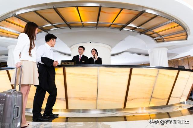 泫雅14年没休息过:教师公休日进行培训违规吗