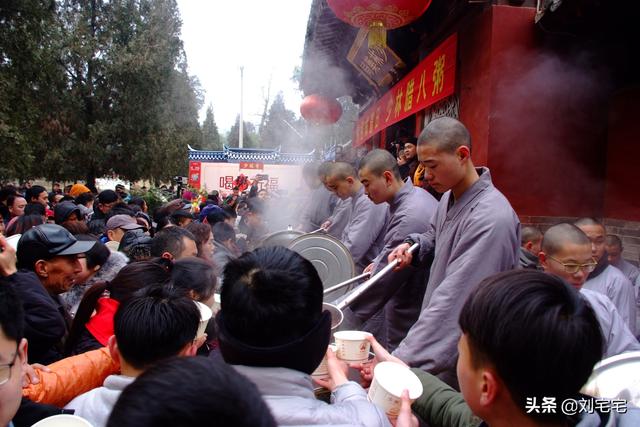 假活佛10年骗2亿:出家或做和尚要不要进行审批，他们的生活费和开销从何而来
