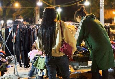 为什么人们在专柜上面买的很贵的衣服，地摊上几十块钱就能买到类似款式的？插图45