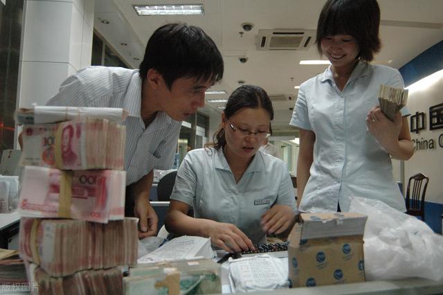 前天去银行存了28万，今天突然发现存单上写的是2万8，怎么办？插图9