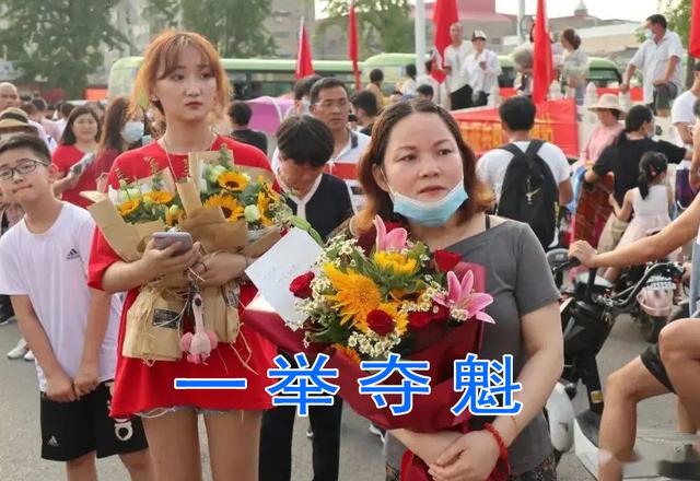 高考三天父母穿什么服裝,如何看待高考家長穿旗袍(圖3) 高考三天父母穿什么服裝,如何看待高考家長穿旗袍(圖3)