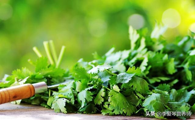 香菜根煮水喝的好处有哪些？插图