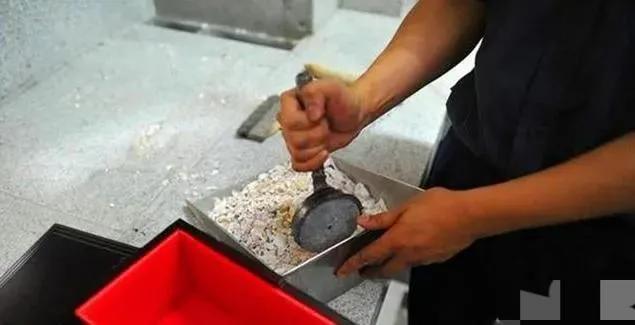 西塱骨灰楼灵异事件:人死了留骨灰干吗，不就一堆灰吗，洒了不一了百了吗？