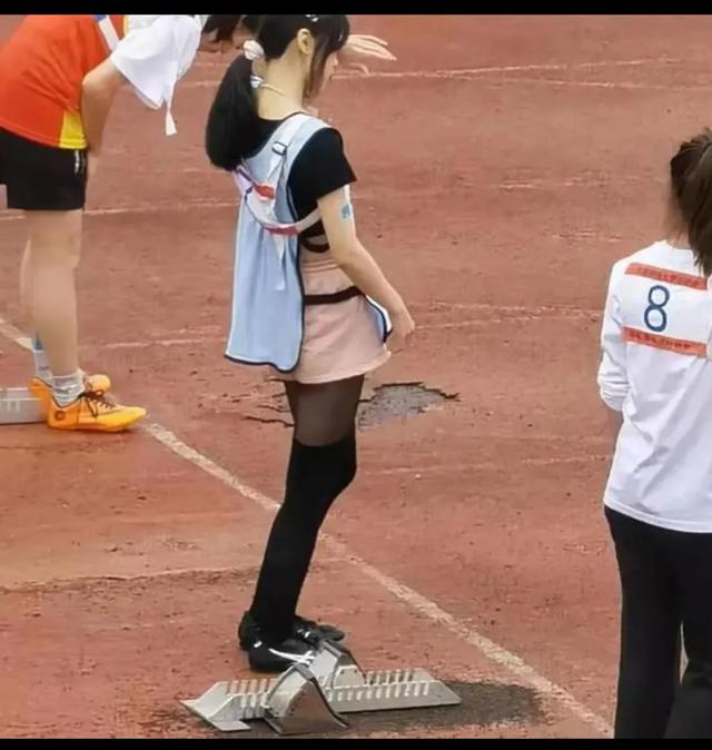 如何看广州一女大学生穿着黑丝裤袜参加运动会,结果上热搜？