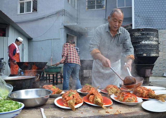 梦见很多亲戚和熟人在吃酒席,农村宴席，为什么男人和女人不同席？
