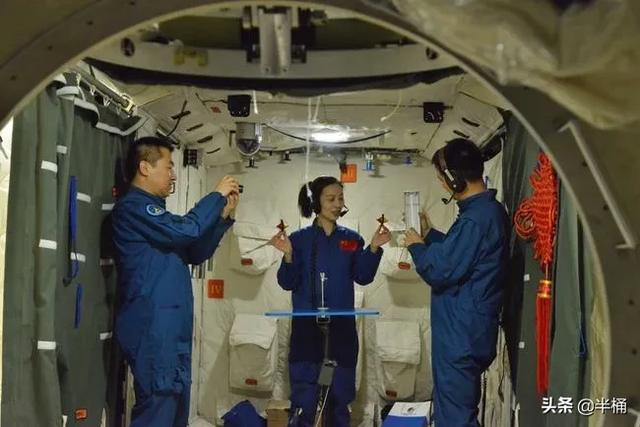 航天员为什么不能走路，叶光富为何没出舱三名航天员可以一同出舱作业么