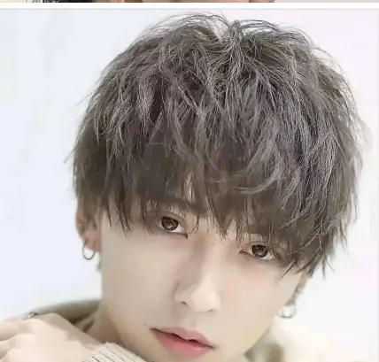 短发可以做玉米须烫,钢夹烫,烟花烫,摩根烫,锡纸烫,牙签烫,等,这类