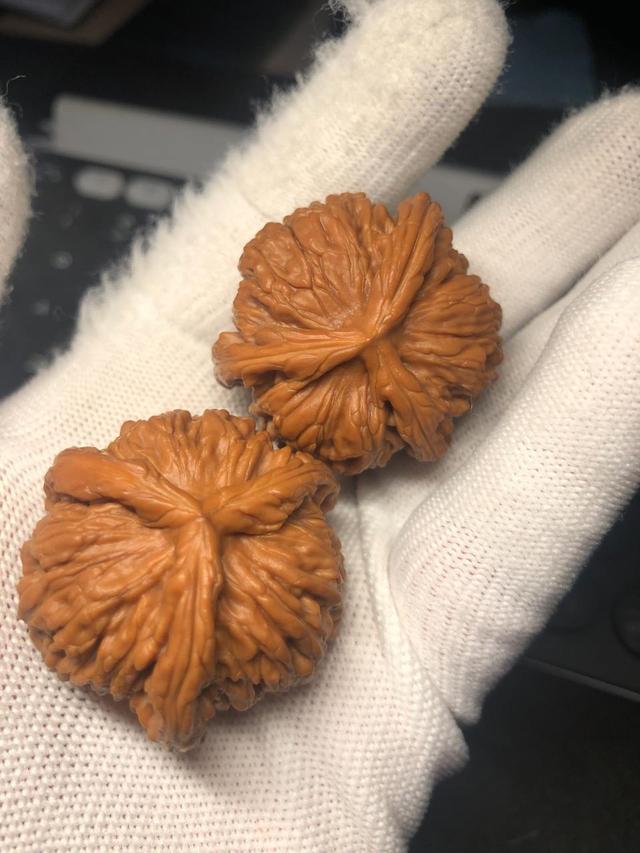 翡翠和蜜蜡哪个养人,什么样的文玩盘出来既好看又养人？