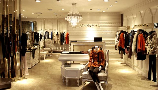 为什么人们在专柜上面买的很贵的衣服，地摊上几十块钱就能买到类似款式的？插图36