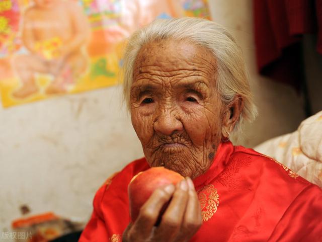 百岁老人谈长寿秘诀，70-79岁是长寿关键期，要如何做才能确保健康长寿