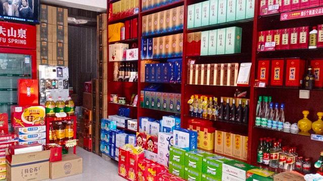 为什么没人开烟酒店了，为什么经常看到路边的烟酒店没什么生意，却依然长时间不倒闭呢