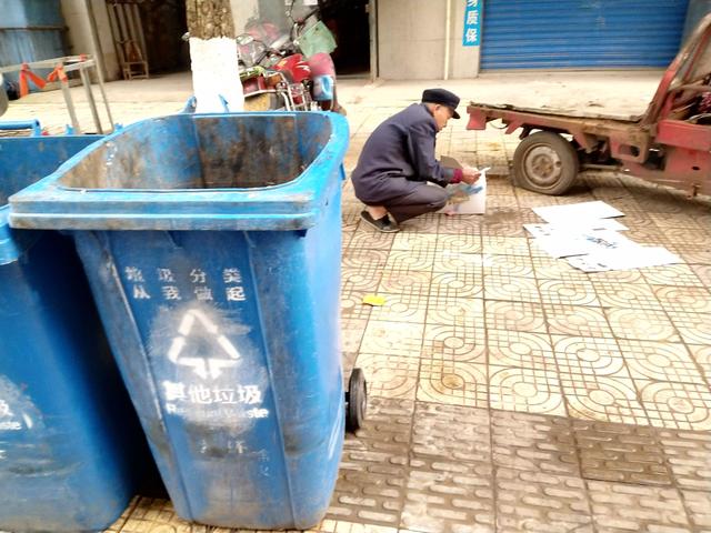 小区在垃圾捡废物的人(大街上那些守着垃圾桶捡废品的人真的很穷吗)