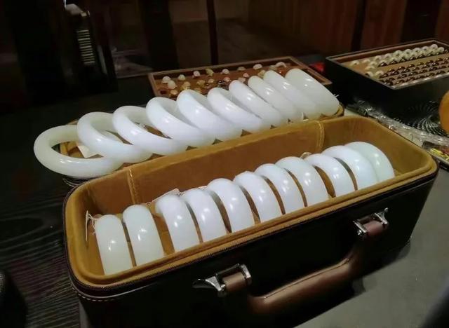 翡翠在哪里买比较靠谱,想买个玉镯子，在哪里买比较合适？