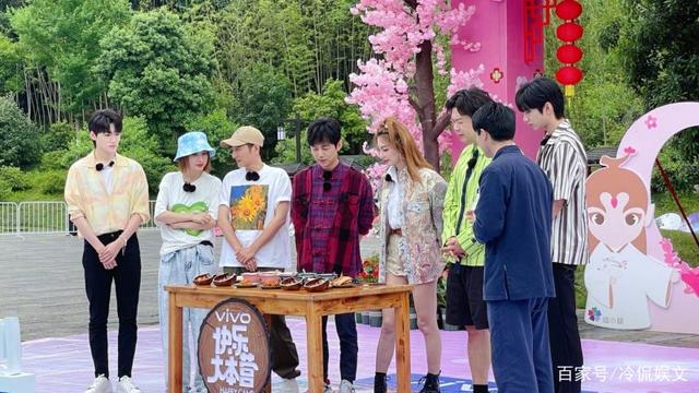 绅士手:丁程鑫因“兰花手”引发热议，你觉得这是“绅士”还是“娘炮”？