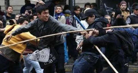 我邻居家在自家地里土葬老人,距离我家只有15米远,我该怎么办？
