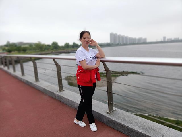 本人40岁女人,裸辞在家,无房无车,无婚姻,负债25万怎么活？