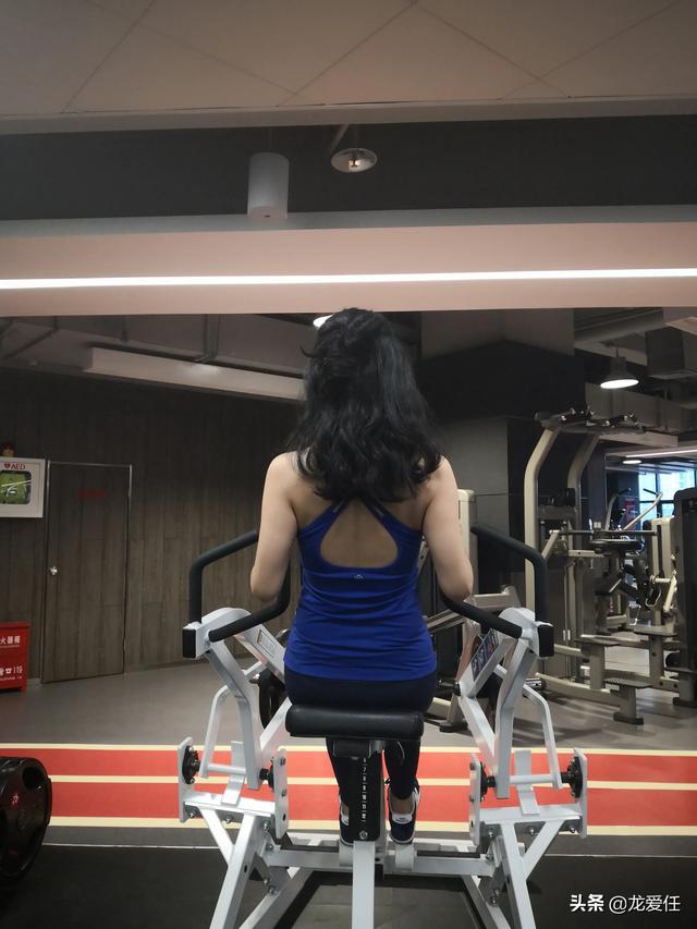 拍摄健身房里健身的照片如何能够在秀肌肉的前提下避免让人感觉背景很