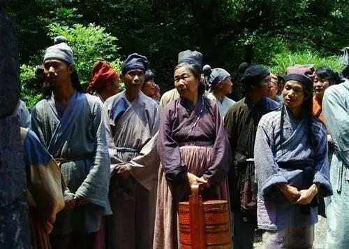 群演穿的衣服和鞋看起来都很脏,他们不怕传染脚气和皮肤病吗?