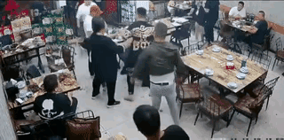 唐山救狗事件:20年前我曾经以一敌十，但唐山烧烤店行凶事件，你敢施救吗？