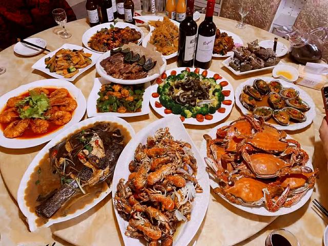 七八十年代15块钱一桌席,同样的一桌席现在价格需要多少钱?-福清评测