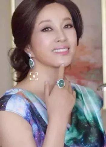 汤灿资料:你们认为，谁才是中国真正的翡翠收藏一姐？