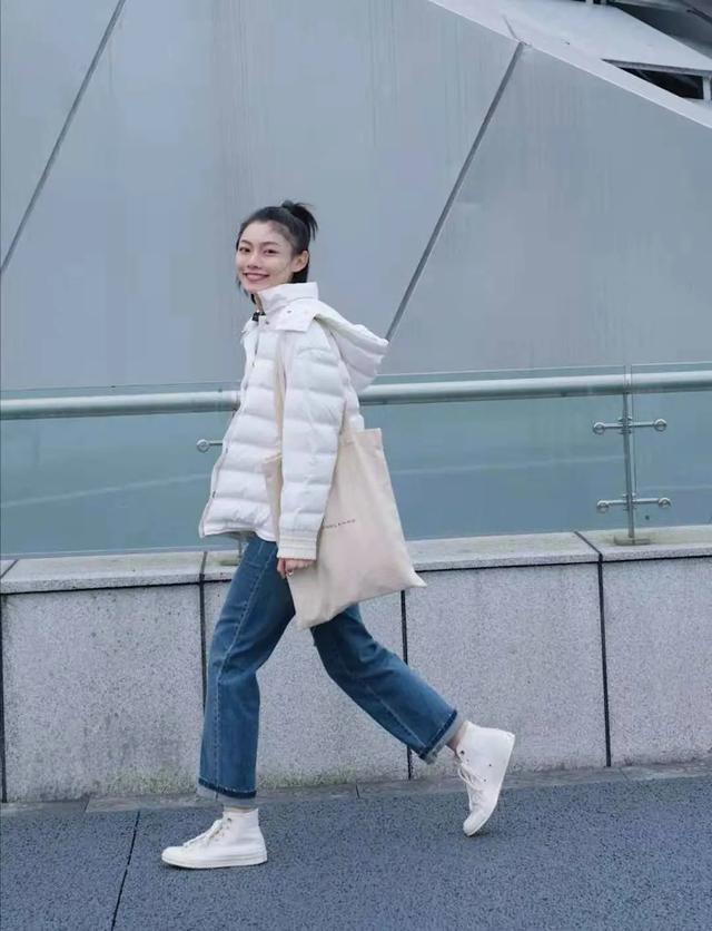 美女屁沟图片:为什么很多女生下边光着腿。上边穿着羽绒服到底是冷还是不冷？