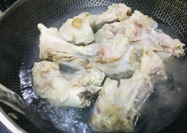 生牛骨的骨髓颜色:如何使牛骨头熬出的汤是奶白色的？