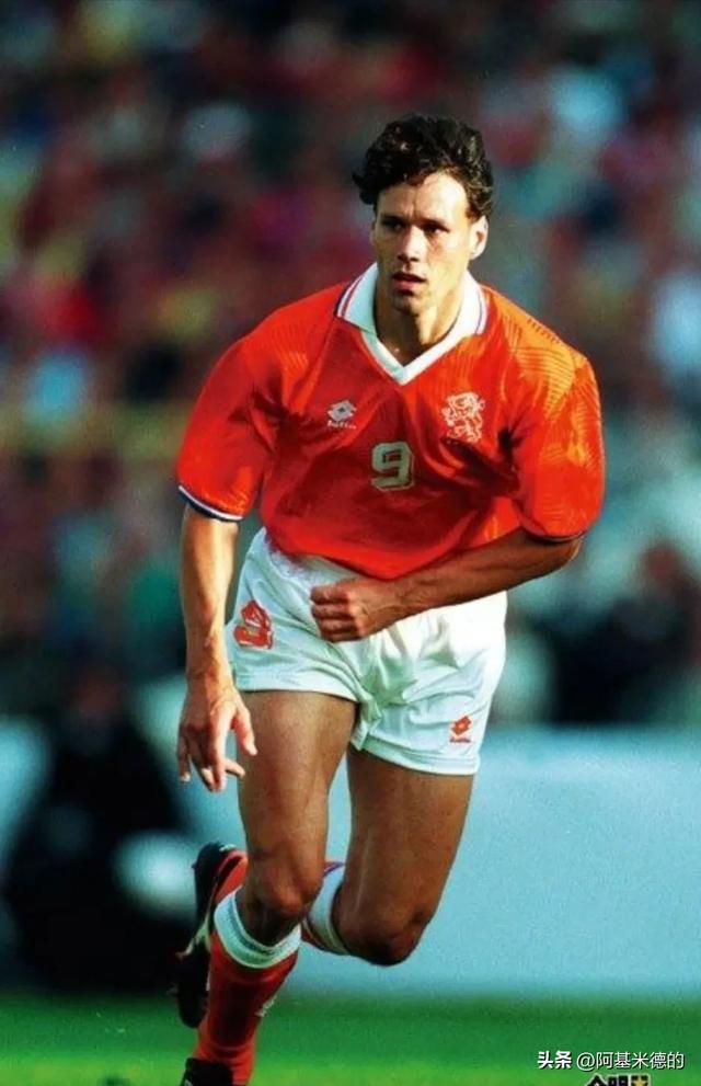 范巴斯滕主要效力俱乐部为荷甲阿贾克斯和意甲ac米兰.