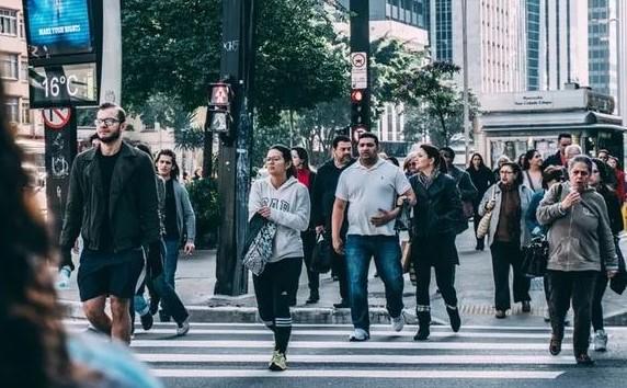 黄秋生的儿子:父母是英国人、中国人，生下混血孩子，算“英裔”还是“华裔”
