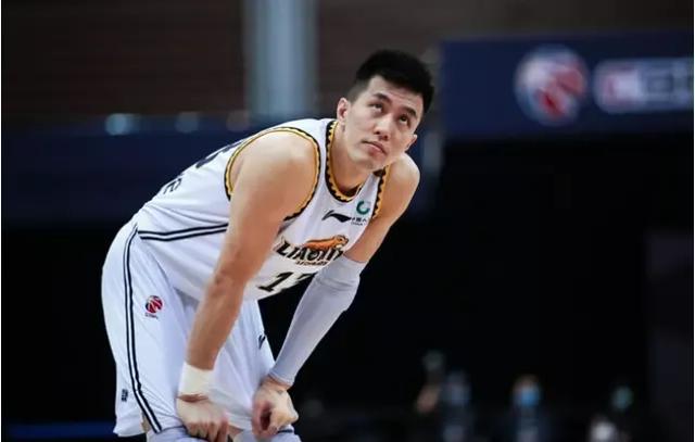 郭艾伦对位日本男篮王牌后卫富坚勇树,谁的水平更高？