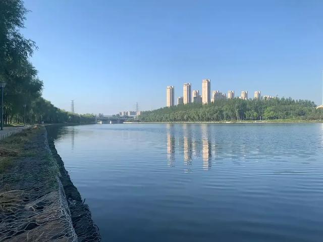 离异,有个二婚带男孩的女人追求我,我担心负担太重,请问我该接受她吗？