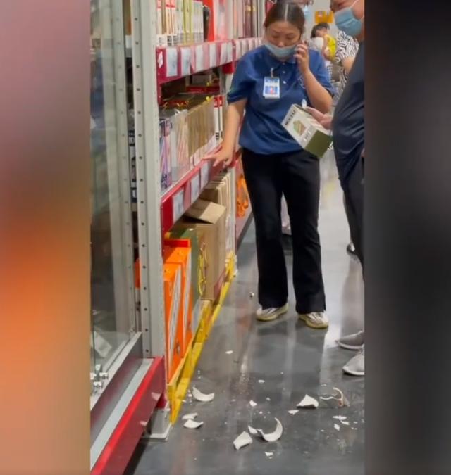 打碎红酒小视频，事发南京，男子逛超市打碎一瓶茅台，价值33800，如何赔偿？