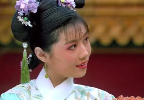 青樱:甄嬛传：青樱为什么歪着脖子？