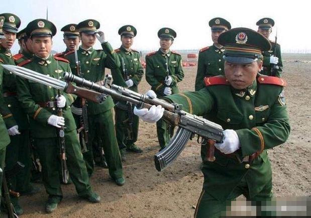 意大利akc刀历史:特种部队的刀，都能用来干些什么？