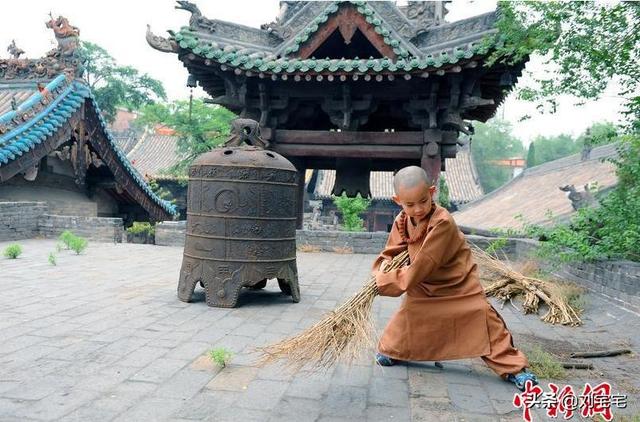 假活佛10年骗2亿:出家或做和尚要不要进行审批，他们的生活费和开销从何而来