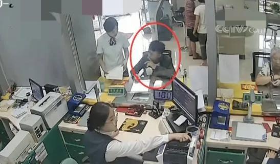 前天去银行存了28万，今天突然发现存单上写的是2万8，怎么办？插图3