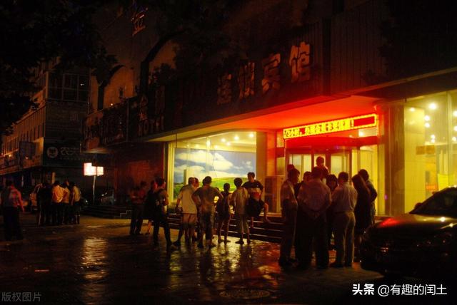 泫雅14年没休息过:教师公休日进行培训违规吗