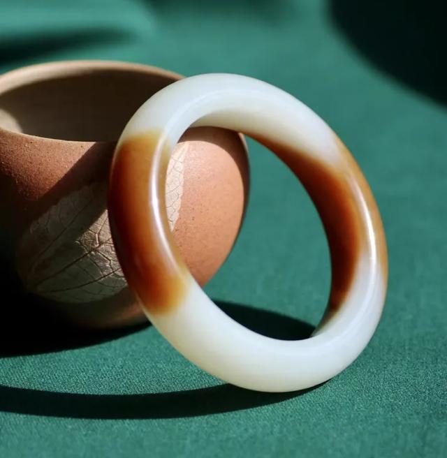 翡翠在哪里买比较靠谱,想买个玉镯子，在哪里买比较合适？