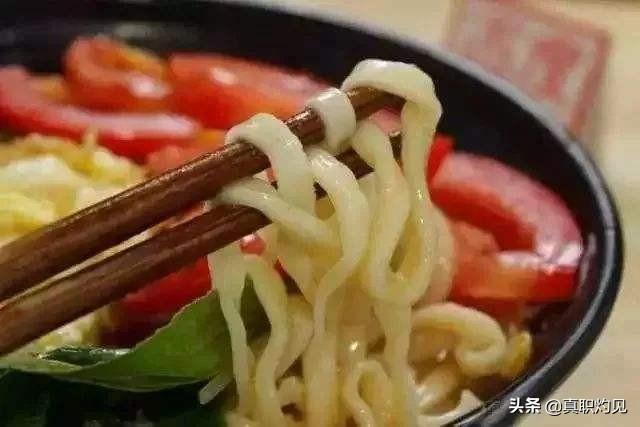 为什么面馆里一般都是用水煮面然后放高汤里，而不直接用高汤煮面？插图44