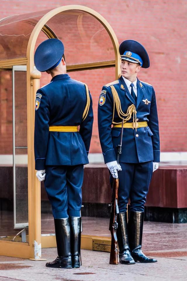 俄罗斯的军帽为什么那么大?有什么历史渊源吗?-惠修网